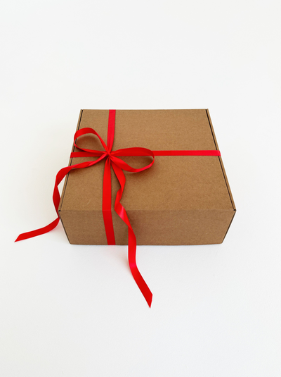 Большая подарочная коробка GILEV 37х37х14см с красной лентой и наполнителем крафт