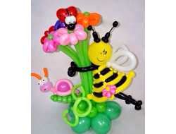 Пчелка с букетом ромашек из воздушных  шаров