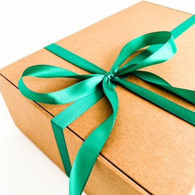 Подарочная коробка GILEV 37х26х12см с наполнителем и зелёной лентой