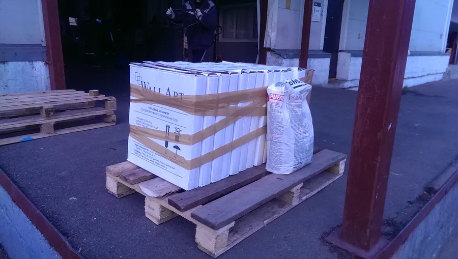 Размещение панелей на паллете и передача груза в ПЭК. Вместе с панелями для клиента отправляется гипсовая шпаклевка Pufas, выступающая в роли клея для гипсовых панелей, которой так же заделываются швы при монтаже.