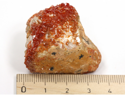 Ванадинит, кристаллы на породе, Марокко (38*34*28 мм, 41 г) №35875