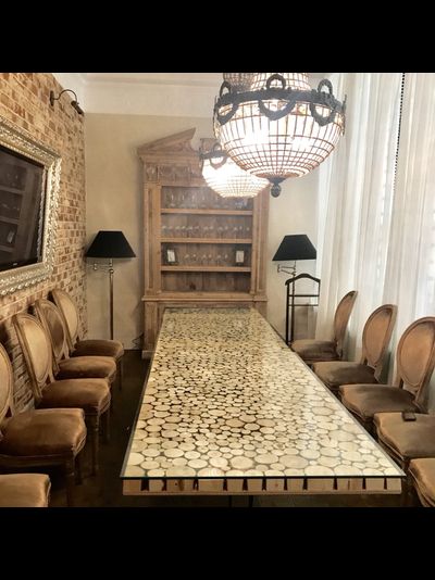 стол банкетный из спилов под стеклом