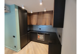 Кухня черная с деревом