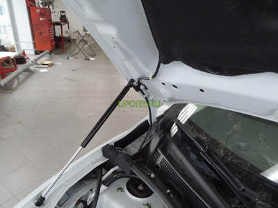 Амортизаторы (упоры) капота для Nissan Tiida 2 (2015-)