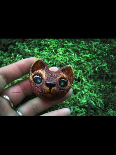 Необычная брошь "Кот-иллюзионист" (миниатюра, 4 см; авангардный стиль)