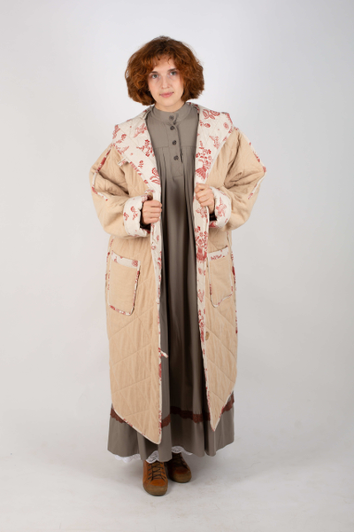 Стеганое пальто "Родное тепло" с капюшоном бежевое