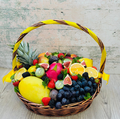 Корзина фруктов и ягод