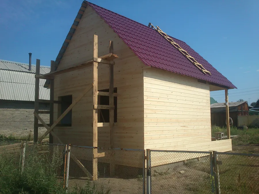 Фасады и фронтоны обшиты евро вогонкой. 