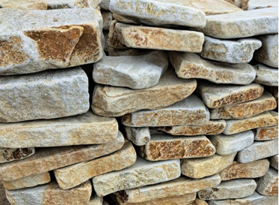 Камень толстяк галтованный, бело-жёлтый с разводом