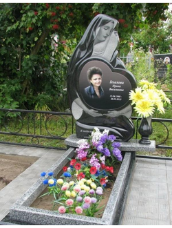 Памятник из гранита Сердце со скорбящей Девой