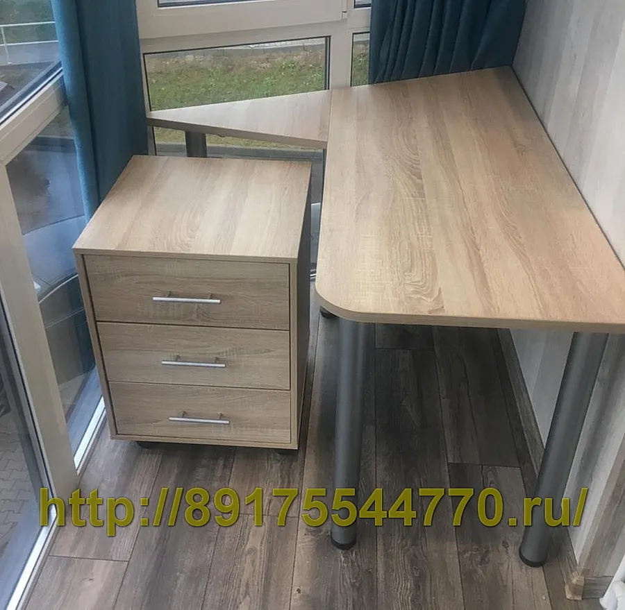 005 Стол и выкатная тумба с тремя ящиками. Сделано по эскизам и размерам заказчика.
ЛДСП Egger. H 1145 Дуб Бардолино натуральный. Cтруктура -ST10.