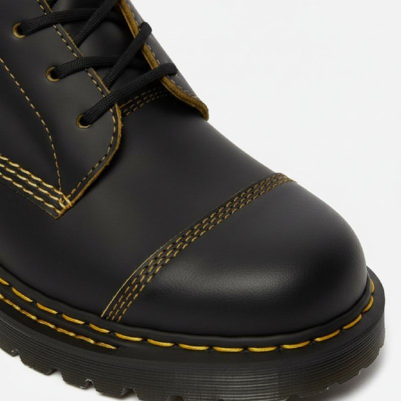 желтая строчка dr martens крупным планом