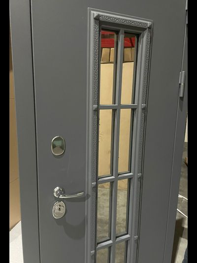 АГОРА 95 (ТРЕХКОНТУРНАЯ). МУАР СЕРЫЙ/ БЕЛЫЙ МАТОВЫЙ. ДВУХКАМЕРНЫЙ СТЕКЛОПАКЕТ. НАДЕЖНАЯ ВХОДНАЯ ДВЕРЬ