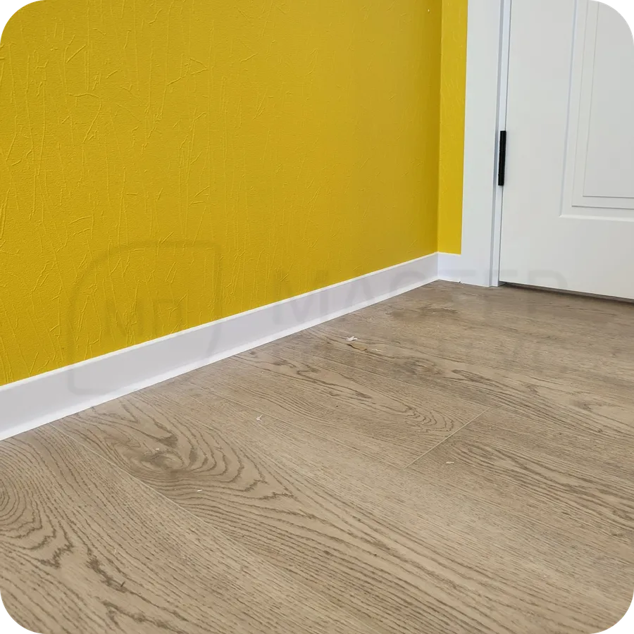 Классический шик: монтаж белоснежного плинтуса Dollken S60 в цвете RAL 9003 - элегантное решение для создания классического интерьера с современными нотками.