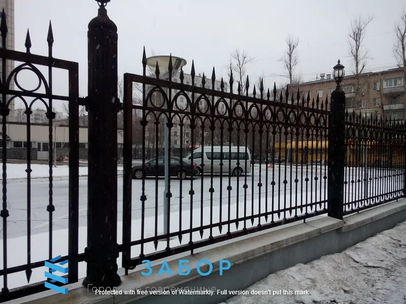 Забор из кованых секций с установкой