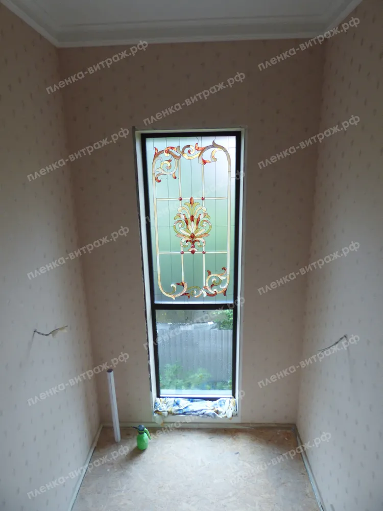 Окно на лестнице с витражом монтаж