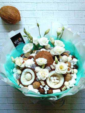 Букет с кокосом и конфетами