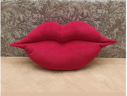 Подушка Поцелуй красного цвета