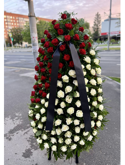 Венок траурный  из белых и красных роз 160