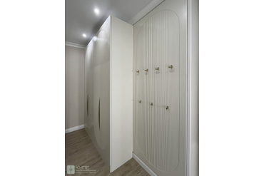 073 Шкаф в прихожей с распашными дверями и стеновая панель. Фасады и панель - МДФ фрезеровка "Волна в овале", покраска RAL 9010