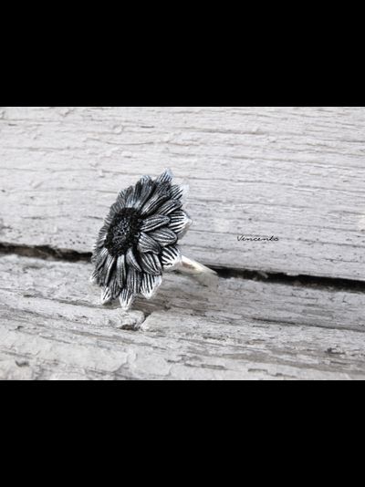 "Мерцание Ночи" - кольцо с серебристыми лепестками