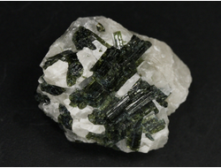 Турмалин зеленый на кварце, Бразилия (29*24*16 мм, 13,5 г) №36191