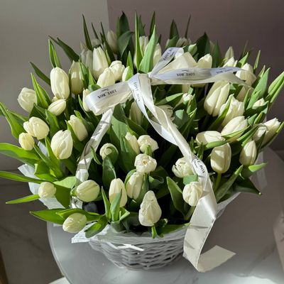 57 тюльпанов в корзине