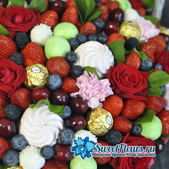 Корзина с ягодами и сладостями