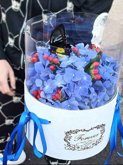 Синяя гортензия с большой бабочкой №61