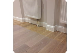 Премиальный профиль: установка 100-миллиметрового плинтуса Dollken Cubu Hamburg Style создает впечатляющий визуальный эффект благодаря изысканному профилю и безупречной белизне.