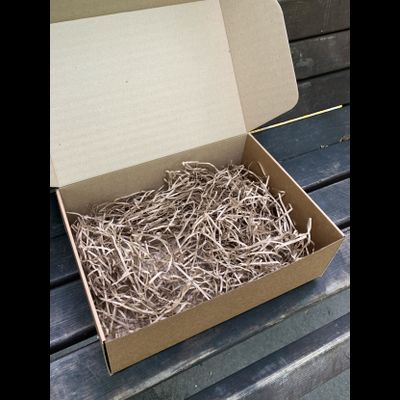 2 штуки - Подарочная коробка с наполнителем КРАФТ и красной лентой (37x26x12 см)