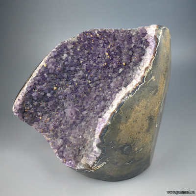 Аметист, жеода в породе.