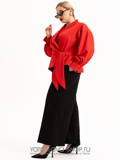 Элегантный женский костюм из красного жакета и черных брюк