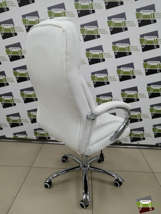 Офисное кресло для руководителей DOBRIN CHESTER, цвет белый