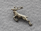 Значок ОЛЕНЬ в прыжке А60 Охотничий значок Охота на оленя Подарок Охотнику