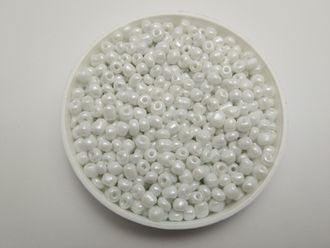 Белый непрозрачный бисер
