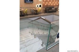Ограждения со стеклом на напольных стеклодержателях и на зажимном профиле