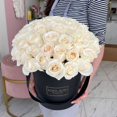Букет в шляпной коробке с белыми розами L