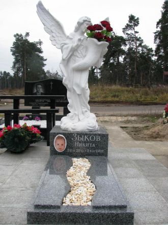 Фото детский памятник с ангелом и вазой на могилу в СПб