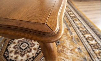 Стол обеденный раздвижной с резным декором.