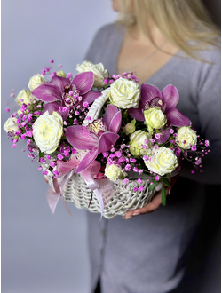 Корзина из роз и орхидеи
