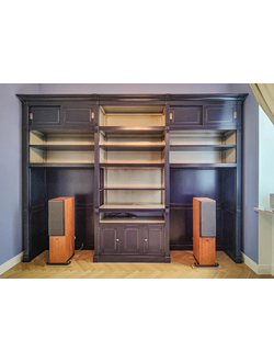 Встроенный шкаф для техники с антресолью.