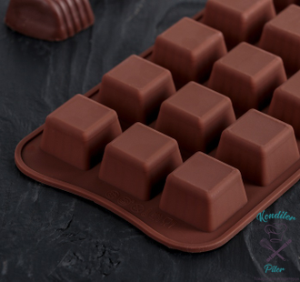 Форма для льда и шоколада «Шоколадные конфеты», 21,5×10×1,5 см, 15 ячеек, цвет МИКС