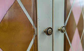 Шкаф для одежды двухстворчатый с ящиками и покраской ромбы.