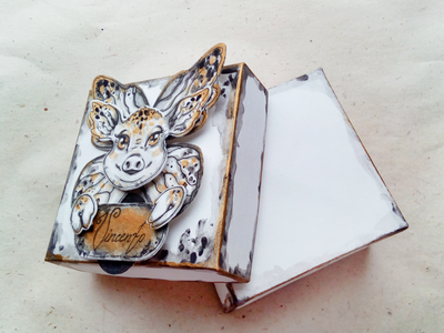 Подарочная коробочка для броши в стиле украшения