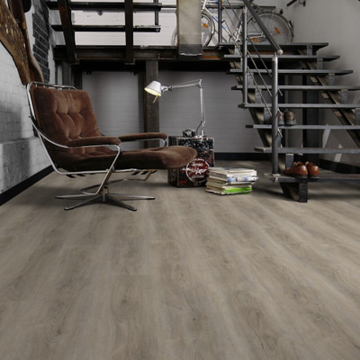 Виниловый пол Wineo 600 Wood XL ParisLoft DB199W6 в интерьере гостиной