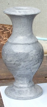 Светло-серая ваза из гранита