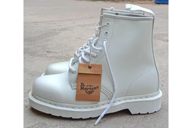Белые ботинки Dr Martens 1460 унисекс.