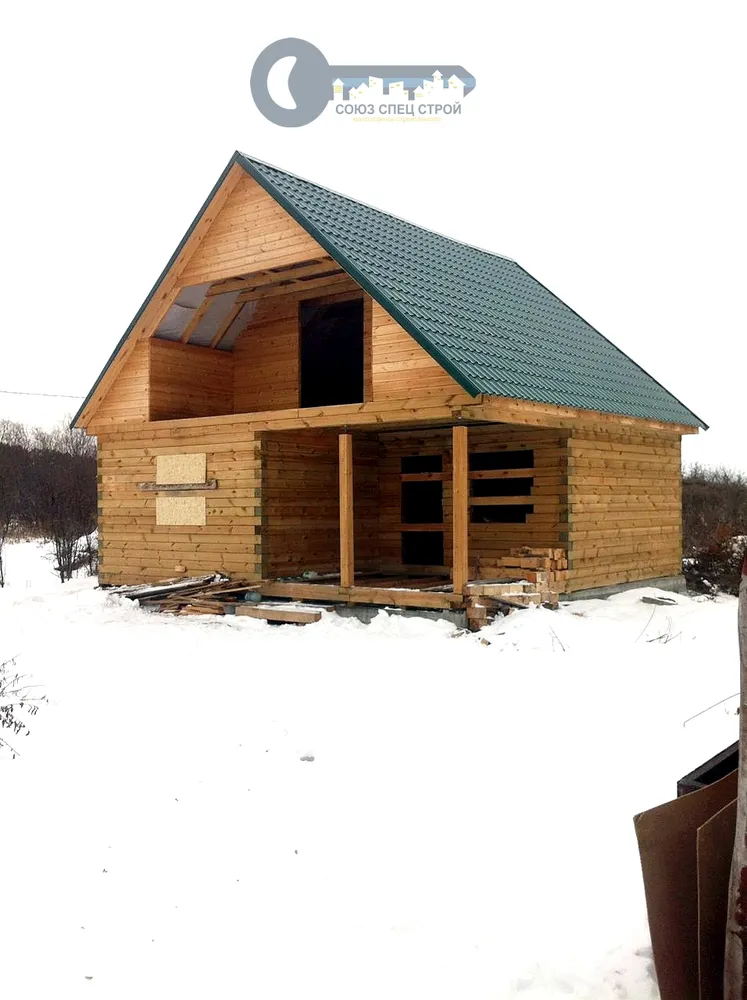 Баня из бруса с верандой и балконом