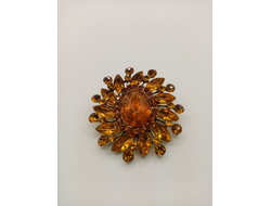 Брошь с медовым кабошоном.